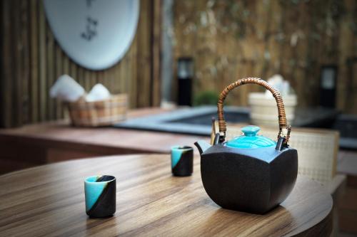 a tea kettle sitting on top of a table at Hotel Sol -The Ryokan and Sauna in Jeonju