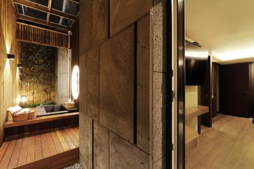 a hallway with a door leading into a room at Hotel Sol -The Ryokan and Sauna in Jeonju