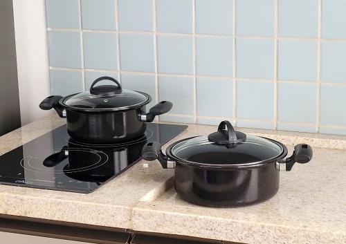 two pots sitting on a stove in a kitchen at Blend Coliving One - 2a in Ribeirão Preto