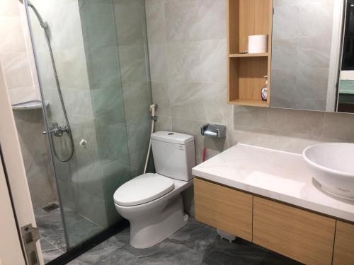 a bathroom with a toilet and a sink and a shower at Căn Hộ The Manor Crown in Thôn Trường Giang