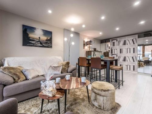 un salon avec un canapé et une table dans l'établissement Appartement 40m² - 4 personnes - Courchevel Moriond - Skis aux pieds - FR-1-631-192, à Courchevel
