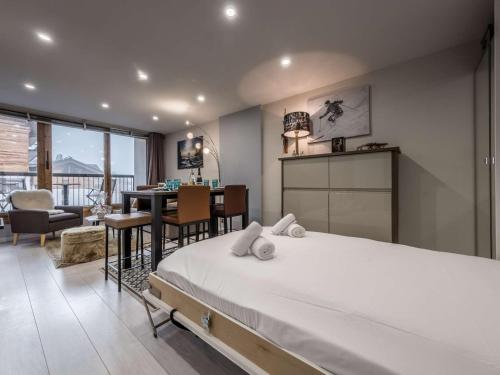 une chambre avec un lit et une salle à manger dans l'établissement Appartement 40m² - 4 personnes - Courchevel Moriond - Skis aux pieds - FR-1-631-192, à Courchevel