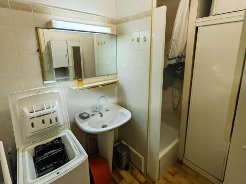 une petite salle de bain avec un lavabo et un miroir dans l'établissement Charmant T3 familial - Front de mer, terrasse, parking, proche plage et activités, tout confort - FR-1-607-199, au Cap d'Agde