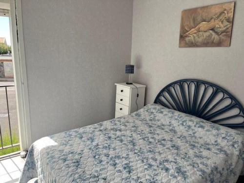 une chambre avec un lit, une commode et une fenêtre dans l'établissement Appartement T2 au Cap d'Agde - 6 pers, Parking privé, Proche plage et commerces - FR-1-749-70, au Cap d'Agde