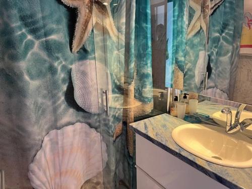 une salle de bain avec un lavabo et un rideau de douche dans l'établissement Appartement T2 au Cap d'Agde - 6 pers, Parking privé, Proche plage et commerces - FR-1-749-70, au Cap d'Agde