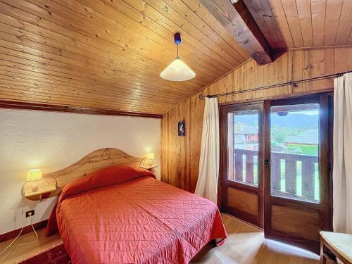 une chambre avec un lit et une grande fenêtre dans l'établissement Chalet à Chamonix, 54m², 3 chambres, 6 personnes - 16 Clos des Outannes, 74400 Chamonix-Mont-Blanc - FR-1-507-79, à Chamonix-Mont-Blanc