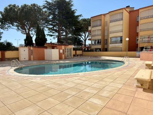 une piscine au milieu d'une cour dans l'établissement Appartement RDC avec Terrasse, Piscine, Parking, à 400m de la Plage - 4 Pers - FR-1-225-819, à Argelès-sur-Mer
