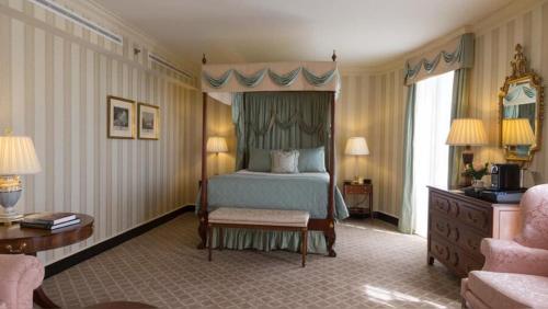 1 dormitorio con 1 cama con dosel en Williamsburg Inn, an official Colonial Williamsburg Hotel, en Williamsburg