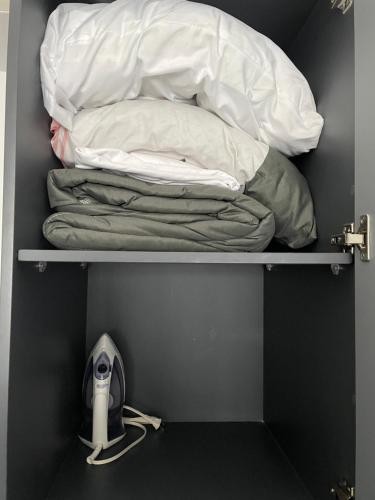 a room with a shelf with a bed and a pillow at Loft a 5 minutos de Plaza de Toros in Pachuca de Soto