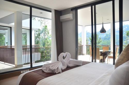 Ένα ή περισσότερα κρεβάτια σε δωμάτιο στο Radiance Hill View Villa 10 bedrooms with a private heated pool and billard