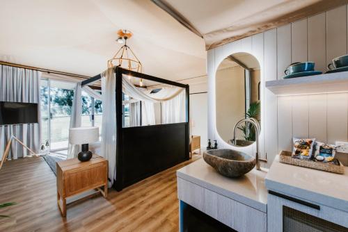 a living room with a sink and a mirror at Parklands Resort Mudgee in Mudgee