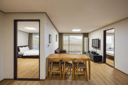 Voodi või voodid majutusasutuse Kensington Resort Chungju toas