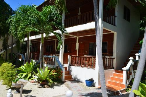 dom z palmami przed nim w obiekcie JP Resort Koh Tao w Ko Tao