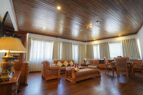 Χώρος καθιστικού στο Araliya Green Hills - Where Historic Charm Mingles with Natural Beauty