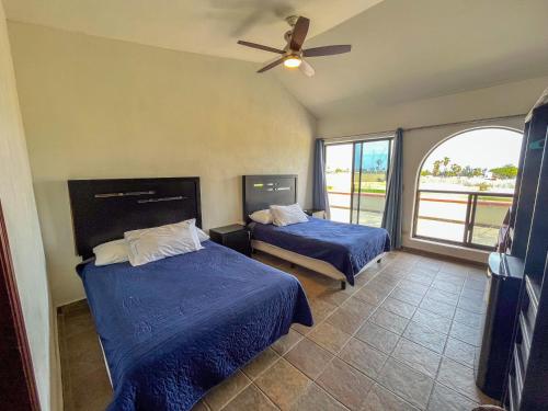 Cama o camas de una habitación en Hostal las Quintas