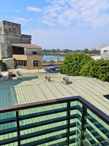 a roof with a view of a building and water at 日日和 in Tainan