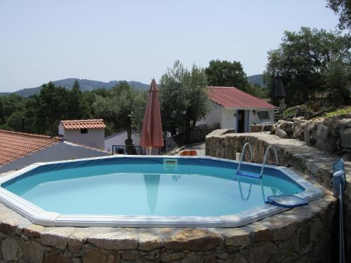 Una gran piscina en un muro de piedra. en Flor da Ramila, en Marvão