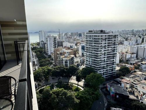 Pemandangan umum bagi Lima atau pemandangan bandar yang diambil dari apartmen