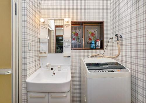 a small kitchen with a sink and a stove at 鹿の宿 in Osaka