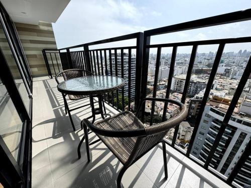 Balkoni atau teres di Luxury apartment with sky & ocean view