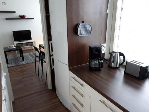 Příslušenství pro přípravu čaje a kávy v ubytování Nice apartment in the center of Tornio