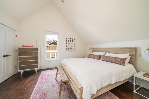 una camera da letto con un letto grande e una finestra di Lake & Vine Villa #15 a Chelan