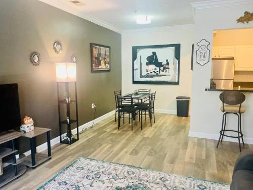 Χώρος καθιστικού στο Amazing and Breathtaking One Bedroom Downtown apt