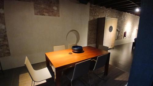 パテルナにあるLoft en molino rehabilitadoの部屋の中の木製のテーブルと椅子