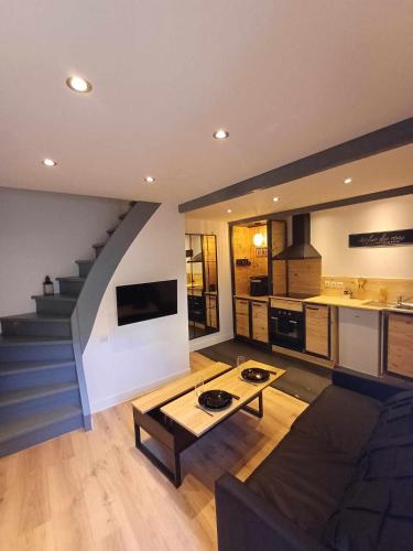 un salon avec un canapé et un escalier dans l'établissement Love-house, à Bouleternère