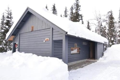 ein kleines blaues Gebäude mit Schnee drumherum in der Unterkunft Aikku cabin in the heart of Lapland, free Lapin Kota, Budget week in Ylläs