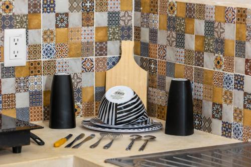 eine Küchentheke mit Küchenutensilien auf der Theke in der Unterkunft El CORAZÓN MEXICAN0 in Holbox