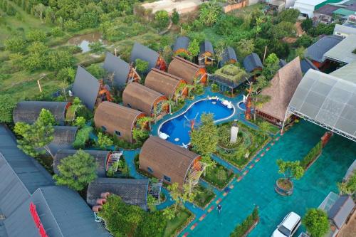 a model of a resort with a swimming pool at Resort Hàng Dương in Blao Klong Ner