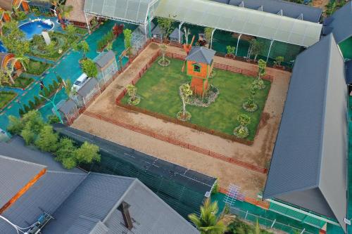 an overhead view of a backyard with a pool at Resort Hàng Dương in Blao Klong Ner