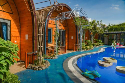 a pool at a resort with a water slide at Resort Hàng Dương in Blao Klong Ner