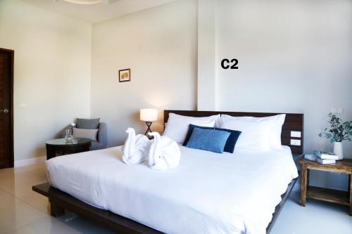 Postel nebo postele na pokoji v ubytování The Langstan Suites