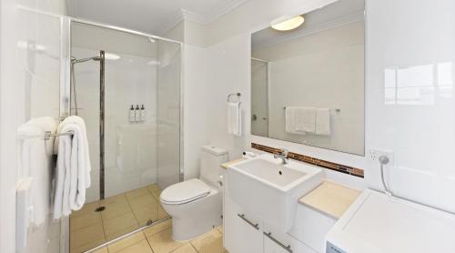 y baño blanco con aseo y ducha. en Quest South Brisbane en Brisbane