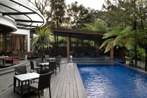 Kolam renang di atau dekat dengan House Sangkuriang