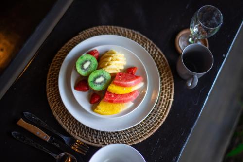 einen Teller mit Früchten und Crackern auf einem Tisch in der Unterkunft Villa Lumbung Sari - Tropical Balinese Experience in Canggu