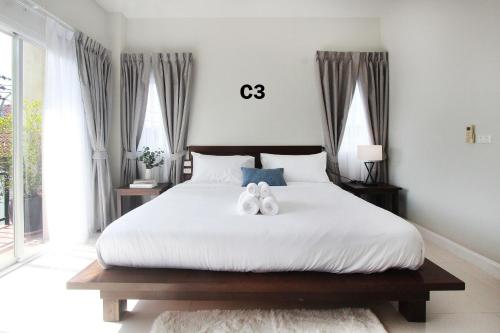 Postel nebo postele na pokoji v ubytování The Langstan Suites