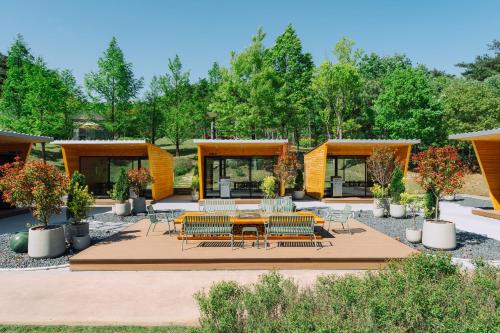 Κήπος έξω από το The Suites Hotel Namwon