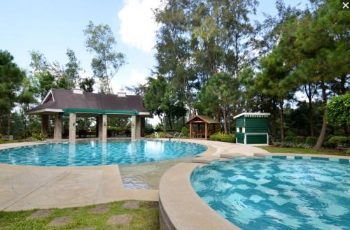 Bazén v ubytování Alpine Villas Greens Staycation at Crosswinds Tagaytay nebo v jeho okolí