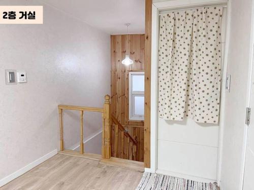 an empty room with a door and a window at Juns House 대인원 수용 가능, 2층 복층 주택, 테라스보유, 가족숙소 적합 in Pohang