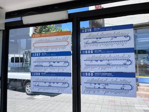 two signs in a window of a store at Juns House 대인원 수용 가능, 2층 복층 주택, 테라스보유, 가족숙소 적합 in Pohang