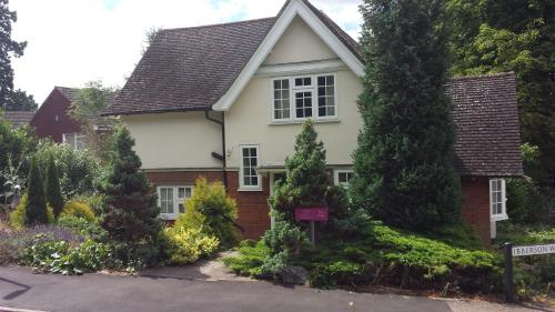Ein Garten an der Unterkunft Benslow Music
