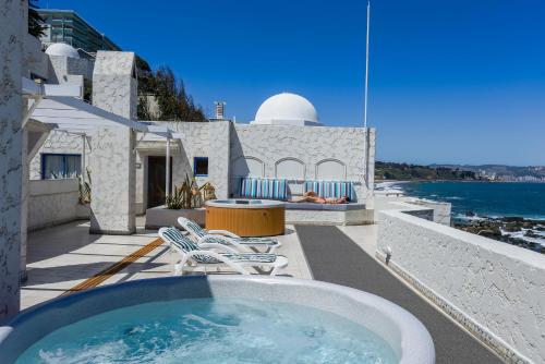 einen Whirlpool auf dem Balkon eines Gebäudes in der Unterkunft MR Mar Suites (ex Neruda Mar Suites) in Viña del Mar