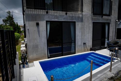 Bazén v ubytování RYUKYU BREEZE 1棟貸し 天然ビーチまで徒歩30秒 プライベートプール付きVilla 北部 nebo v jeho okolí