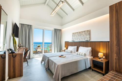Кровать или кровати в номере Apolis Beachscape Hotel