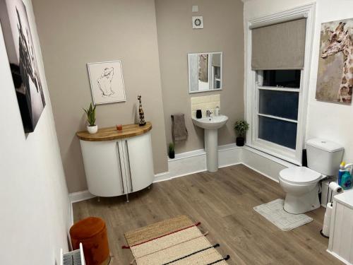 Ванная комната в 3 bed Cozy Antrim Apartment with Great Views