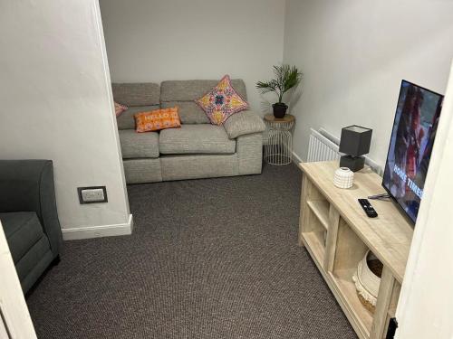 Телевизор и/или развлекательный центр в 3 bed Cozy Antrim Apartment with Great Views