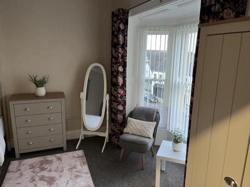 Гостиная зона в 3 bed Cozy Antrim Apartment with Great Views